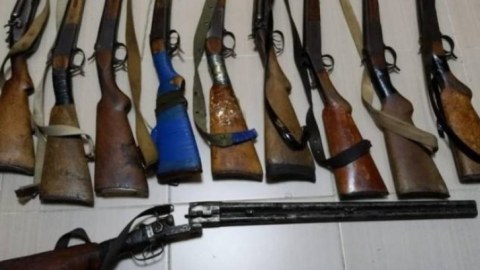 Vətəndaşlar odlu silahlarını polisə təhvil verdilər
