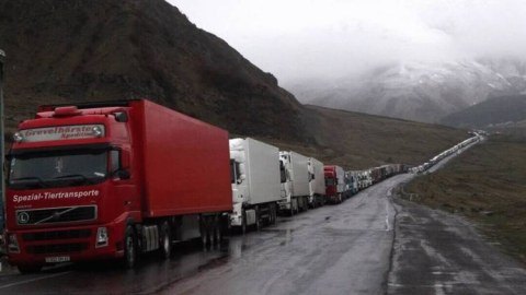 Ermənistanın 1000-dən çox yük maşını “Yuxarı Lars”da qalıb