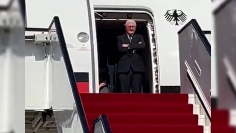 Prezident 30 dəqiqə təyyarədə qaldı, qarşılayan olmadı - VİDEO