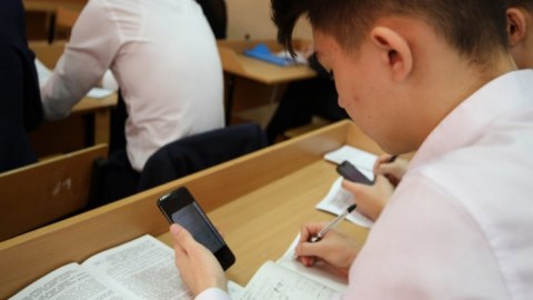 Məktəblərdə telefondan istifadə qadağan edilir