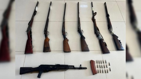 Vətəndaşlardan 2 avtomat, 3 qumbara 14 tüfəng götürüldü