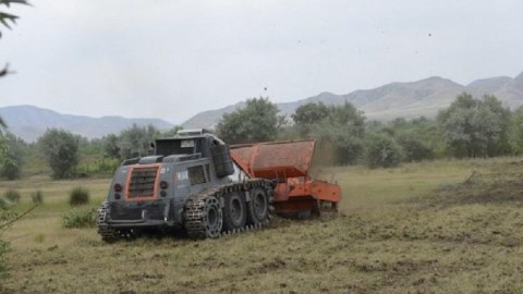 Minatəmizləmə əməliyyatlarına xüsusi zirehli ekskavatorlar cəlb olundu