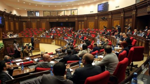 Ermənistan parlamenti qarşısında AKSİYA