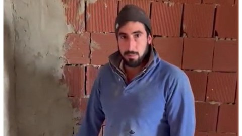 Fəhlə işlədiyi binada tikintinin normaya uyğun aparılmadığını yaydı - VİDEO