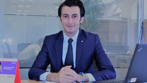 Yarım milyonluq mənimsəmədə ittiham olunan politoloqa 12 il cəza istənildi