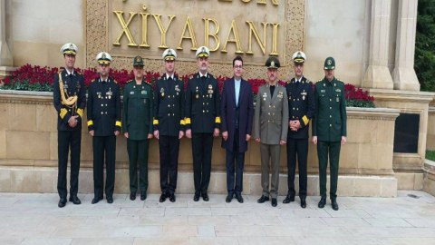 İranlı komandan Şəhidlər xiyabanını ziyarət etdi