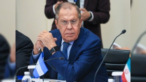 Lavrov onu çəkən fotoqrafa əsəbləşdi - VİDEO