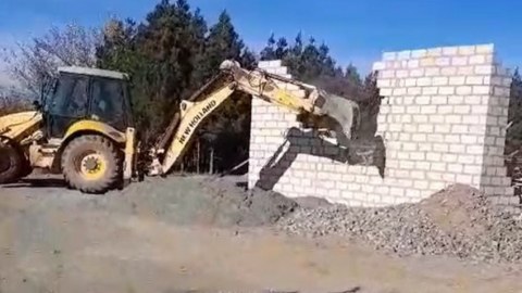 Göygöl və Şəmkirdə sənədsiz tikililər söküldü - VİDEO