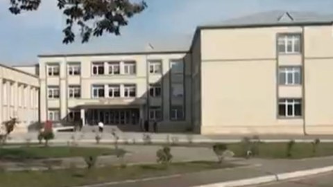 Yeni istifadəyə verilən məktəb binasında çatlar yarandı - VİDEO