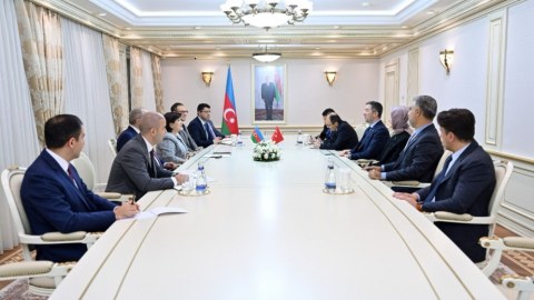 Spiker Ərdoğanın müavininin başçılıq etdiyi nümayəndə heyəti ilə görüşüb