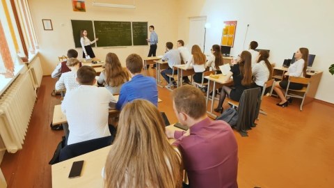 Şagird sinif yoldaşlarını GÜLLƏLƏDİ