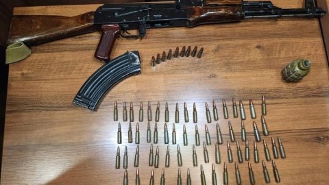 Vətəndaşlar silahlarını könüllü polisə təhvil verirlər