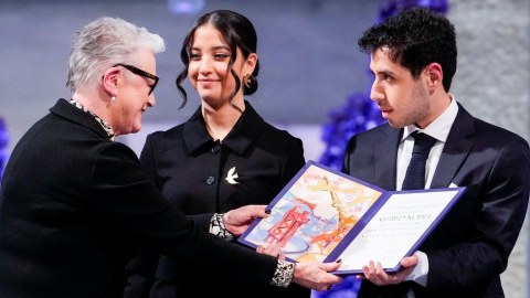 Nobel Sülh mükafatı Nərgiz Məhəmmadinin əkizlərinə təqdim edildi