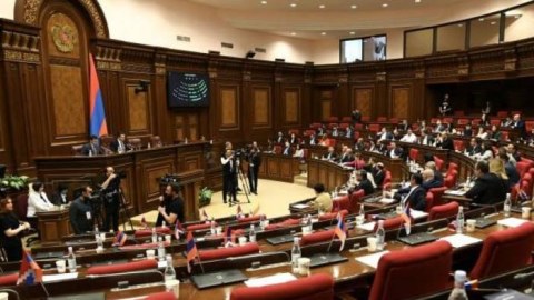 Ermənistan parlamenti növbədənkənar iclas çağırdı