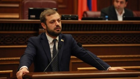 Erməni deputat separatçılara hiddətləndi: “İndi gəlib Ermənistanı bitirmək istəyirlər?”