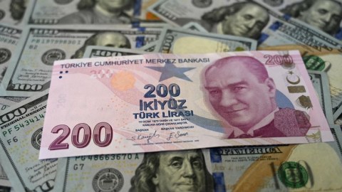 Türk lirəsi tarixdə ilk dəfə dollar qarşısında bu qədər ucuşlaşdı