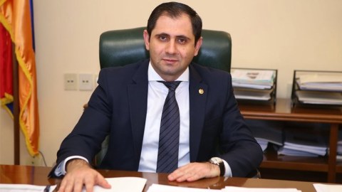 Erməni müdafiə naziri Kiprə getdi
