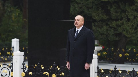 Prezident Heydər Əliyevin məzarını ziyarət etdi - FOTO