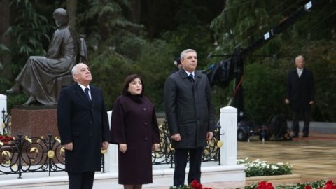 Məmurlar Ulu Öndərin xatirəsini yad etdilər