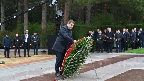 Papuaşvili Ulu Öndərin məzarını və Şəhidlər xiyabanını ziyarət etdi - FOTOLAR