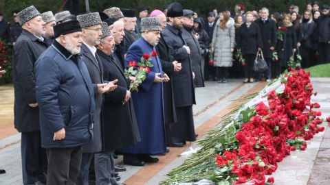 Şeyx dindarlarla Heydər Əliyevin məzarını ziyarət etdi - FOTO