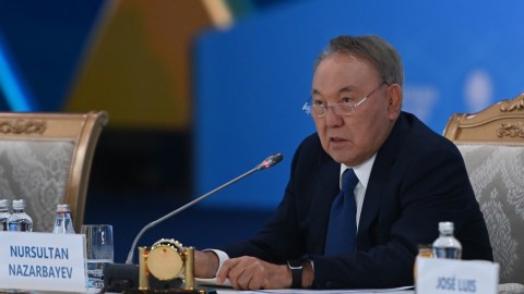 Nazarbayev uzun müddətdən sonra ictimaiyyət arasına çıxdı