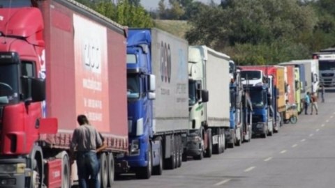 Gömrükdə gözləyən yük maşınların sayı AÇIQLANDI