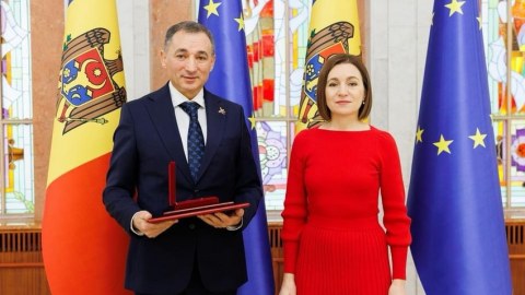 Sandu səfirimizi “Şərəf” ordeni ilə təltif etdi