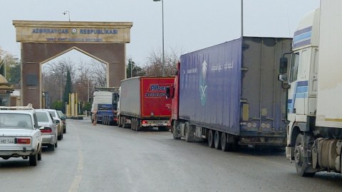 “Qırmızı körpü”də sıxlıq - mindən çox yük maşını gözləyir