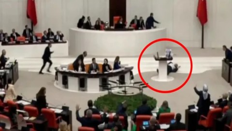 Çıxış edərkən huşunu itirən deputat vəfat etdi - VİDEO