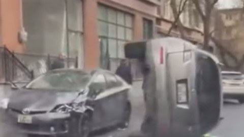 “İnfiniti” “Prius”a dəyərək aşdı - VİDEO