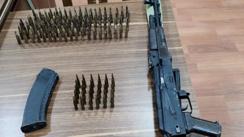 Qanunsuz saxladığı "Kalaşnikov"u polisə təhvil verdi 