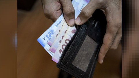 Bu şəxslərin maaşları artacaq 