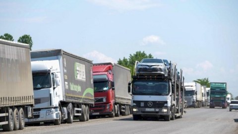 AYNA sərhəddə gözləyən maşınların sayını AÇIQLADI