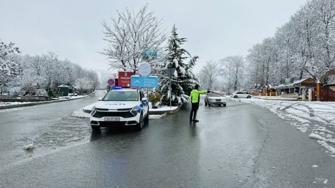 Polis yollarda vətəndaşların köməyinə çatdı - FOTO