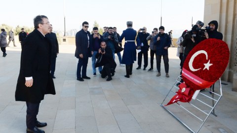 Cevdet Yılmaz Şəhidlər xiyabanını ziyarət edib - FOTO