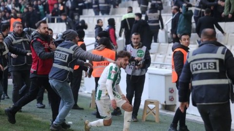 Matç zamanı kütləvi dava - 5 oyunçu qırmızı vərəqə aldı - VİDEO