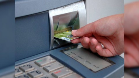 Bakıda vətəndaşın bank kartlarından 20 min manat oğurlandı