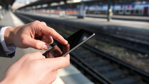 Dəmir yolunu keçərkən telefondan istifadə qadağan edildi