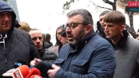 İrəvanda balıqçılar yürüş keçirir - Paşinyanla görüş tələbi var...