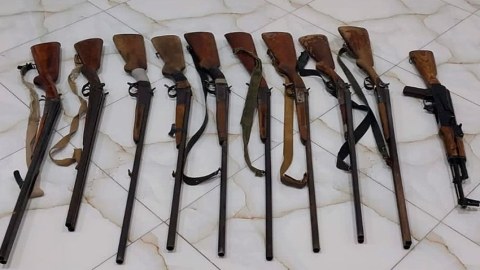 Yolun kənarından "Kalaşnikov" tapıldı