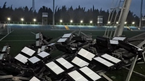 Stadionda işıq dirəyi aşdı - Oyun dayandırıldı