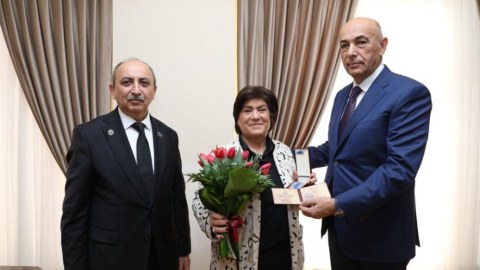 Flora Xəlilovaya "Şöhrət" ordeni təqdim edildi 