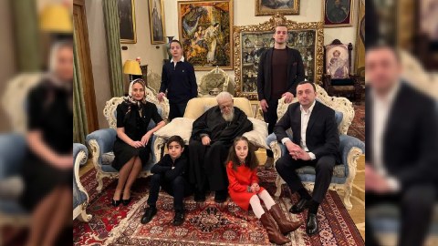 Qaribaşvili ailəsi ilə patriarxı TƏBRİK ETDİ