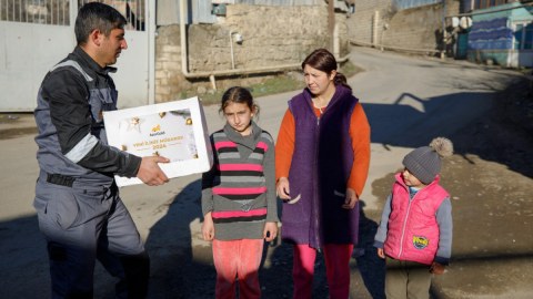 “AzerGold” aztəminatlı ailələrə bayram sovqatı payladı - FOTO