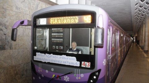 Metroda xətlərə bəzədilmiş qatar buraxıldı