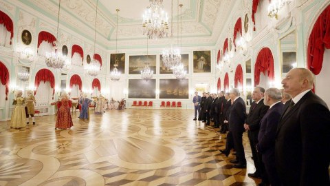 Prezident “Böyük Peterhof Sarayı”na baş çəkdi