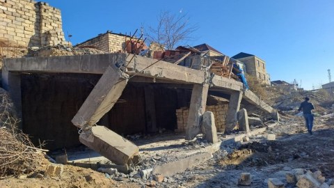 Xırdalanda qanunsuz tikili söküldü - VİDEO