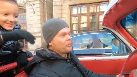 Turistlərə bələdçilik edən ingilis: “İçərişəhərin tarixi həmişə maraqlı olub” - VİDEO