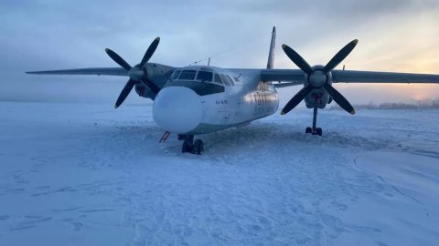 Rusiyada təyyarə donmuş çaya eniş edib - Pilot səhvi...